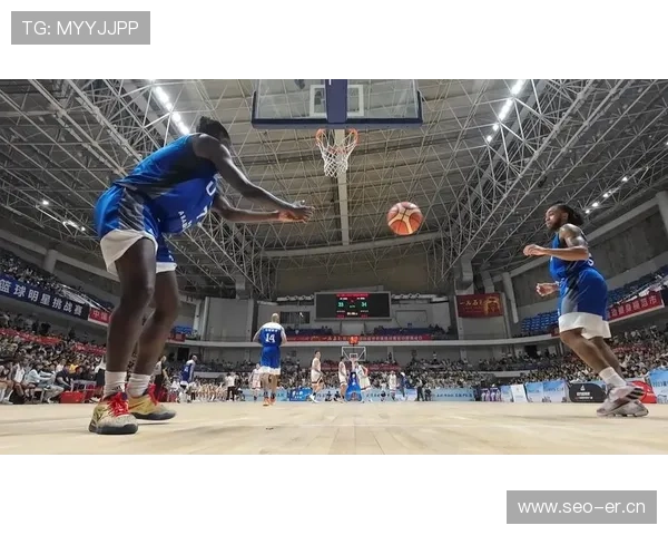 篮球赛场瞬息万变，比分数据与精彩瞬间实时更新报道